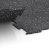 Großaufnahme vom Verbindungssystem von WARCO-Boden 6458 - Fitnessgulv Kompakt im Farbdesign Let Grå Sprøjtet. Abmessungen 50 × 50 × 0,8 cm.