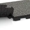 Großaufnahme vom Verbindungssystem von WARCO-Boden 1298 - Gangfliser Classic im Farbdesign Grå Granit. Abmessungen 500 x 500 x 40 mm.