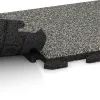 Großaufnahme vom Verbindungssystem von WARCO-Boden 1207 - Poolflise Klassisk im Farbdesign Grå Granit. Abmessungen 500 x 500 x 30 mm.