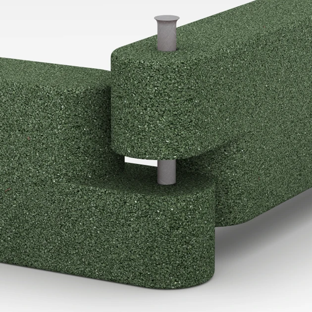 Großaufnahme vom Verbindungssystem von WARCO-Boden 6641 - Gummikantsten im Farbdesign Græsgrøn. Abmessungen 100 x 15 x 30 cm.