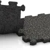 Großaufnahme vom Verbindungssystem von WARCO-Boden 3848 - Poolflise fugfri im Farbdesign Mørkgrå Granit. Abmessungen 306 x 306 x 20 mm.