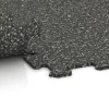 Großaufnahme vom Verbindungssystem von WARCO-Boden 1019 - Fitnessgulv Kompakt im Farbdesign Mørkgrå Granit. Abmessungen 970 x 970 x 8 mm | 0,94 m.