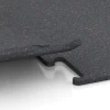 Großaufnahme vom Verbindungssystem von WARCO-Boden 3769 - Fitness Performance Elite Træningsgulv im Farbdesign Let Rød Sprinklet. Abmessungen 50 x 50 x 1,5 cm | 0,25 m².