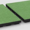 Großaufnahme vom Verbindungssystem von WARCO-Boden 6374 - Terrasseflise Classic im Farbdesign Lindgrøn. Abmessungen 50 x 50 x 4 cm.