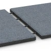 Großaufnahme vom Verbindungssystem von WARCO-Boden 6130 - Faldsikringsflise – 95 cm im Farbdesign Grafitgrå. Abmessungen 50 x 50 x 3 cm.