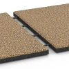 Großaufnahme vom Verbindungssystem von WARCO-Boden 6421 - Faldsikringsflise – 90 cm im Farbdesign Rattan. Abmessungen 50 x 50 x 3 cm.