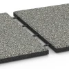 Großaufnahme vom Verbindungssystem von WARCO-Boden 6414 - Faldsikringsflise – 90 cm im Farbdesign Grå granit. Abmessungen 50 x 50 x 3 cm | 0,25 m².