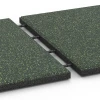Großaufnahme vom Verbindungssystem von WARCO-Boden 6356 - Terrasseflise Classic im Farbdesign Engelsk plæne. Abmessungen 50 x 50 x 3 cm | 0,25 m².