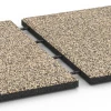 Großaufnahme vom Verbindungssystem von WARCO-Boden 6419 - Faldsikringsflise – 90 cm im Farbdesign Travertin. Abmessungen 50 x 50 x 3 cm | 0,25 m².