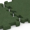 Großaufnahme vom Verbindungssystem von WARCO-Boden 6628 - Gummiflise til gangstier im Farbdesign Græsgrøn. Abmessungen 50 x 50 x 4 cm | 0,25 m².