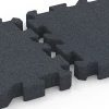 Großaufnahme vom Verbindungssystem von WARCO-Boden 6319 - Faldsikringsflise med puslesamling im Farbdesign Skifergrå. Abmessungen 50 x 50 x 6 cm | 0,25 m².