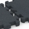 Großaufnahme vom Verbindungssystem von WARCO-Boden 6404 - Faldsikringsflise – 190 cm im Farbdesign Skifergrå. Abmessungen 50 x 50 x 5 cm | 0,25 m².