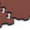 Großaufnahme vom Verbindungssystem von WARCO-Boden 6392 - Stallmatte Puzzle im Farbdesign Murstensrød. Abmessungen 102,5 x 102,5 x 3 cm | 1,05 m².