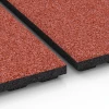 Großaufnahme vom Verbindungssystem von WARCO-Boden 6388 - Staldmåtte Luksus im Farbdesign Murstensrød. Abmessungen 100 x 100 x 4,5 cm | 1,00 m².