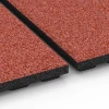Großaufnahme vom Verbindungssystem von WARCO-Boden 6390 - Staldmåtte Luksus im Farbdesign Murstensrød. Abmessungen 100 x 50 x 4,5 cm | 0,50 m².