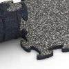 Großaufnahme vom Verbindungssystem von WARCO-Boden 6751 - Legemåtte gummifliser im Farbdesign Mørkegrå granit. Abmessungen 44,6 x 44,6 x 1,8 cm.