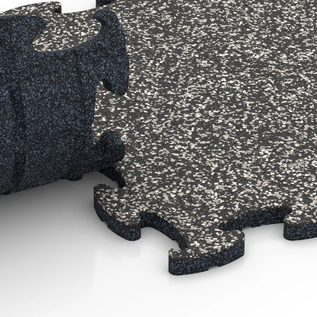 Großaufnahme vom Verbindungssystem von WARCO-Boden 6751 - Legemåtte gummifliser im Farbdesign Mørkegrå granit. Abmessungen 44,6 x 44,6 x 1,8 cm.