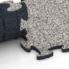 Großaufnahme vom Verbindungssystem von WARCO-Boden 6761 - Poolfliser til kantzone im Farbdesign Grå granit. Abmessungen 44,6 x 44,6 x 1,8 cm.