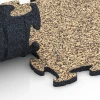 Großaufnahme vom Verbindungssystem von WARCO-Boden 6768 - Poolfliser til kantzone im Farbdesign Rattan. Abmessungen 44,6 x 44,6 x 1,8 cm.