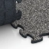 Großaufnahme vom Verbindungssystem von WARCO-Boden 6787 - Altanfliser i gummi im Farbdesign Mørkegrå granit. Abmessungen 44,6 x 44,6 x 1,8 cm.