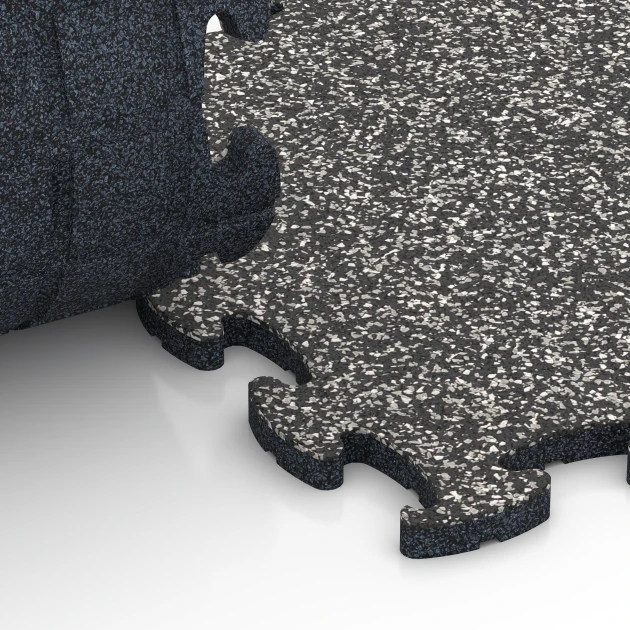 Großaufnahme vom Verbindungssystem von WARCO-Boden 6787 - Altanfliser i gummi im Farbdesign Mørkegrå granit. Abmessungen 44,6 x 44,6 x 1,8 cm.