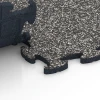 Großaufnahme vom Verbindungssystem von WARCO-Boden 6859 - Fitnessgulv Max System im Farbdesign Mørkegrå granit. Abmessungen 44,6 x 44,6 x 1,8 cm.