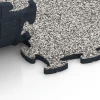 Großaufnahme vom Verbindungssystem von WARCO-Boden 6914 - Messegulv klikflise im Farbdesign Grå granit. Abmessungen 44,6 x 44,6 x 1,8 cm.