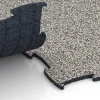 Großaufnahme vom Verbindungssystem von WARCO-Boden 6833 - Fitness Active gulvflise im Farbdesign Grå granit. Abmessungen 97,1 x 97,1 × 1,8 cm.