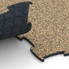 Großaufnahme vom Verbindungssystem von WARCO-Boden 6813 - Hundesportgulv gummifliser im Farbdesign Rattan. Abmessungen 97,1 x 97,1 × 1,8 cm.