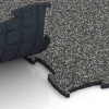 Großaufnahme vom Verbindungssystem von WARCO-Boden 6868 - Fitnessgulv Max System im Farbdesign Mørkegrå granit. Abmessungen 97,1 x 97,1 × 1,8 cm.