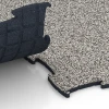 Großaufnahme vom Verbindungssystem von WARCO-Boden 6905 - Hundesportgulv til indendørs im Farbdesign Grå granit. Abmessungen 97,1 x 97,1 × 1,8 cm.