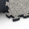 Großaufnahme vom Verbindungssystem von WARCO-Boden 6932 - Faldsikringsflise puzzle im Farbdesign Grå granit. Abmessungen 44,6 x 44,6 × 2,8 cm.