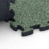 Großaufnahme vom Verbindungssystem von WARCO-Boden 6933 - Faldsikringsflise puzzle im Farbdesign Engelsk græs. Abmessungen 44,6 x 44,6 × 2,8 cm.