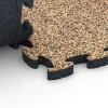 Großaufnahme vom Verbindungssystem von WARCO-Boden 6934 - Faldsikringsflise puzzle im Farbdesign Terrakotta. Abmessungen 44,6 x 44,6 × 2,8 cm.