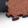Großaufnahme vom Verbindungssystem von WARCO-Boden 6935 - Faldsikringsflise puzzle im Farbdesign Etna. Abmessungen 44,6 x 44,6 × 2,8 cm.