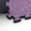 Großaufnahme vom Verbindungssystem von WARCO-Boden 6936 - Faldsikringsflise puzzle im Farbdesign Lavendel. Abmessungen 44,6 x 44,6 × 2,8 cm.