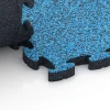 Großaufnahme vom Verbindungssystem von WARCO-Boden 6938 - Faldsikringsflise puzzle im Farbdesign Atlantisk. Abmessungen 44,6 x 44,6 × 2,8 cm.