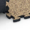 Großaufnahme vom Verbindungssystem von WARCO-Boden 6939 - Faldsikringsflise puzzle im Farbdesign Rattan. Abmessungen 44,6 x 44,6 × 2,8 cm.