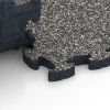 Großaufnahme vom Verbindungssystem von WARCO-Boden 6949 - Boldbanefliser im Farbdesign Mørkegrå granit. Abmessungen 44,6 x 44,6 × 2,8 cm.