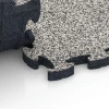 Großaufnahme vom Verbindungssystem von WARCO-Boden 6941 - Terrasseflise i gummi im Farbdesign Grå granit. Abmessungen 44,6 x 44,6 × 2,8 cm.