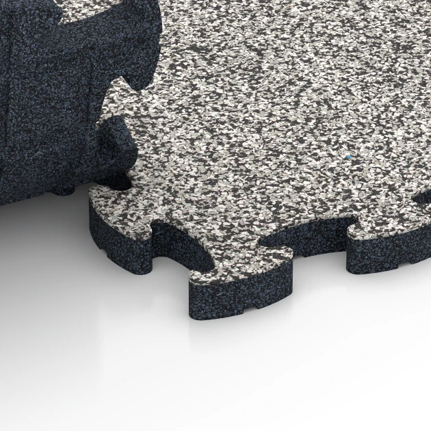 Großaufnahme vom Verbindungssystem von WARCO-Boden 6941 - Terrasseflise i gummi im Farbdesign Grå granit. Abmessungen 44,6 x 44,6 × 2,8 cm.
