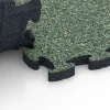 Großaufnahme vom Verbindungssystem von WARCO-Boden 6843 - Fitness Active gulvflise im Farbdesign Engelsk græs. Abmessungen 44,6 x 44,6 × 2,8 cm.