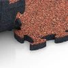 Großaufnahme vom Verbindungssystem von WARCO-Boden 6845 - Fitness Active gulvflise im Farbdesign Etna. Abmessungen 44,6 x 44,6 × 2,8 cm.
