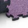 Großaufnahme vom Verbindungssystem von WARCO-Boden 6846 - Fitness Active gulvflise im Farbdesign Lavendel. Abmessungen 44,6 x 44,6 × 2,8 cm.