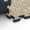 Großaufnahme vom Verbindungssystem von WARCO-Boden 6955 - Boldbanefliser im Farbdesign Travertin. Abmessungen 44,6 x 44,6 × 2,8 cm.