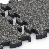 Großaufnahme vom Verbindungssystem von WARCO-Boden 6877 - Fitnessgulv Max System im Farbdesign Mørkegrå granit. Abmessungen 44,6 x 44,6 × 2,8 cm.