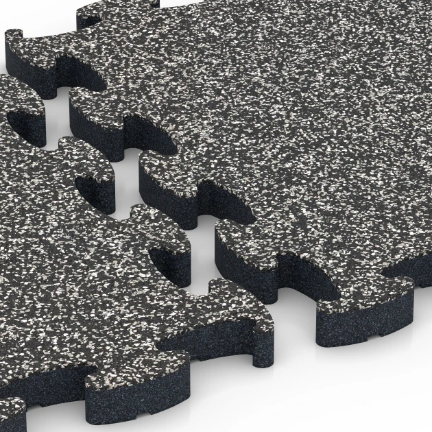 Großaufnahme vom Verbindungssystem von WARCO-Boden 6877 - Fitnessgulv Max System im Farbdesign Mørkegrå granit. Abmessungen 44,6 x 44,6 × 2,8 cm.