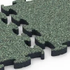 Großaufnahme vom Verbindungssystem von WARCO-Boden 6879 - Fitnessgulv Max System im Farbdesign Engelsk græs. Abmessungen 44,6 x 44,6 × 2,8 cm.