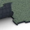 Großaufnahme vom Verbindungssystem von WARCO-Boden 6852 - Fitness Active gulvflise im Farbdesign Engelsk græs. Abmessungen 97,1 x 97,1 x 2,8 cm.