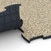 Großaufnahme vom Verbindungssystem von WARCO-Boden 6856 - Fitness Active gulvflise im Farbdesign Travertin. Abmessungen 97,1 x 97,1 x 2,8 cm.